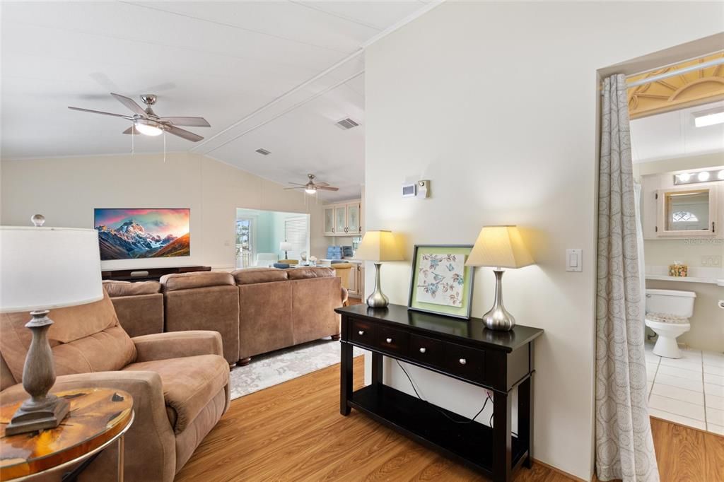 На продажу: $181,000 (2 спален, 1 ванн, 700 Квадратных фут)