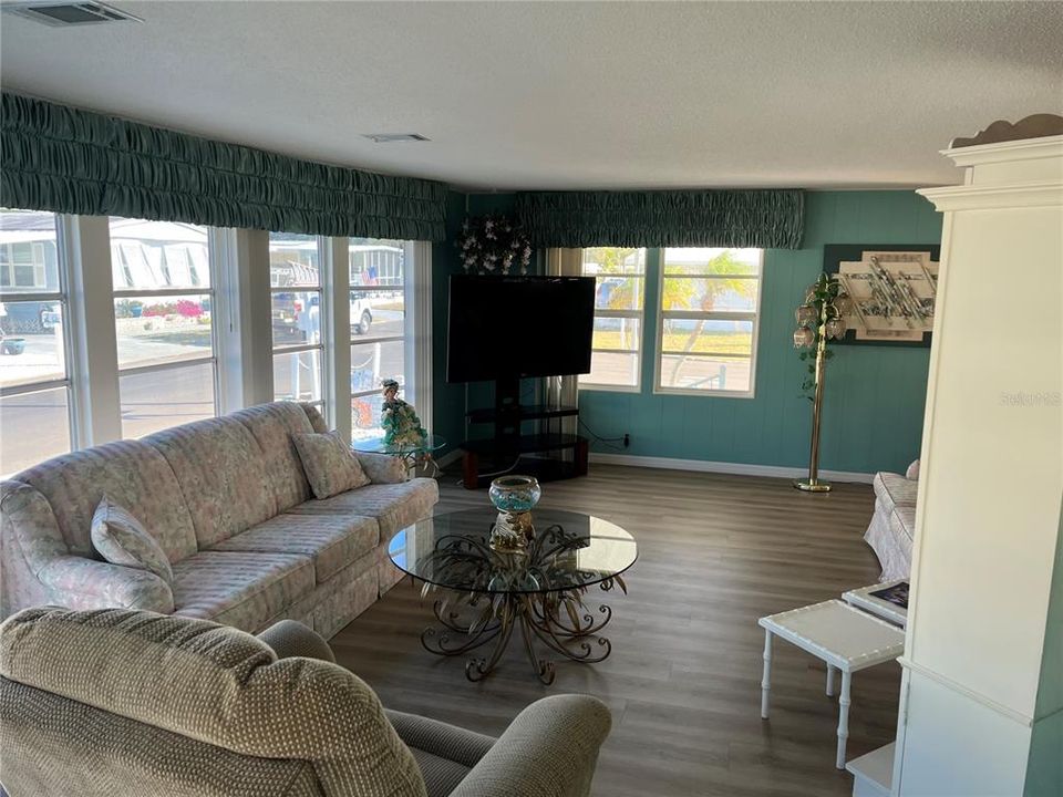 待售: $175,000 (2 贝兹, 2 浴室, 1296 平方英尺)