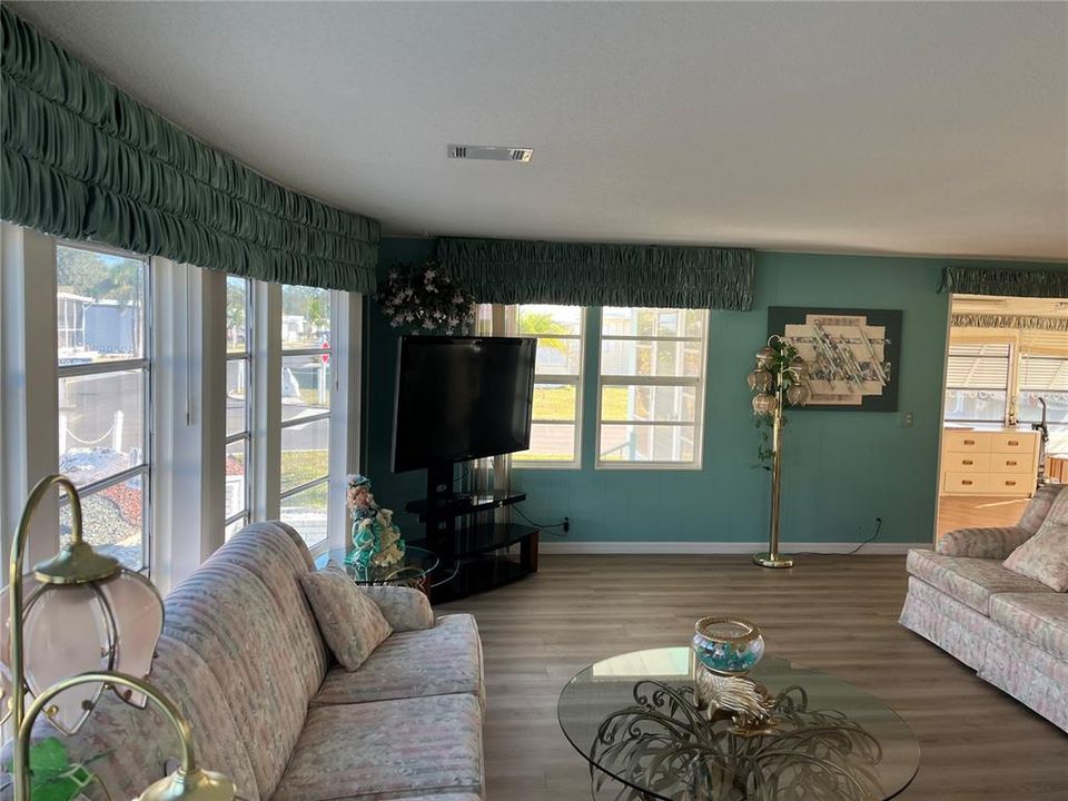 待售: $175,000 (2 贝兹, 2 浴室, 1296 平方英尺)