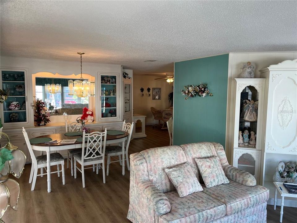 待售: $175,000 (2 贝兹, 2 浴室, 1296 平方英尺)