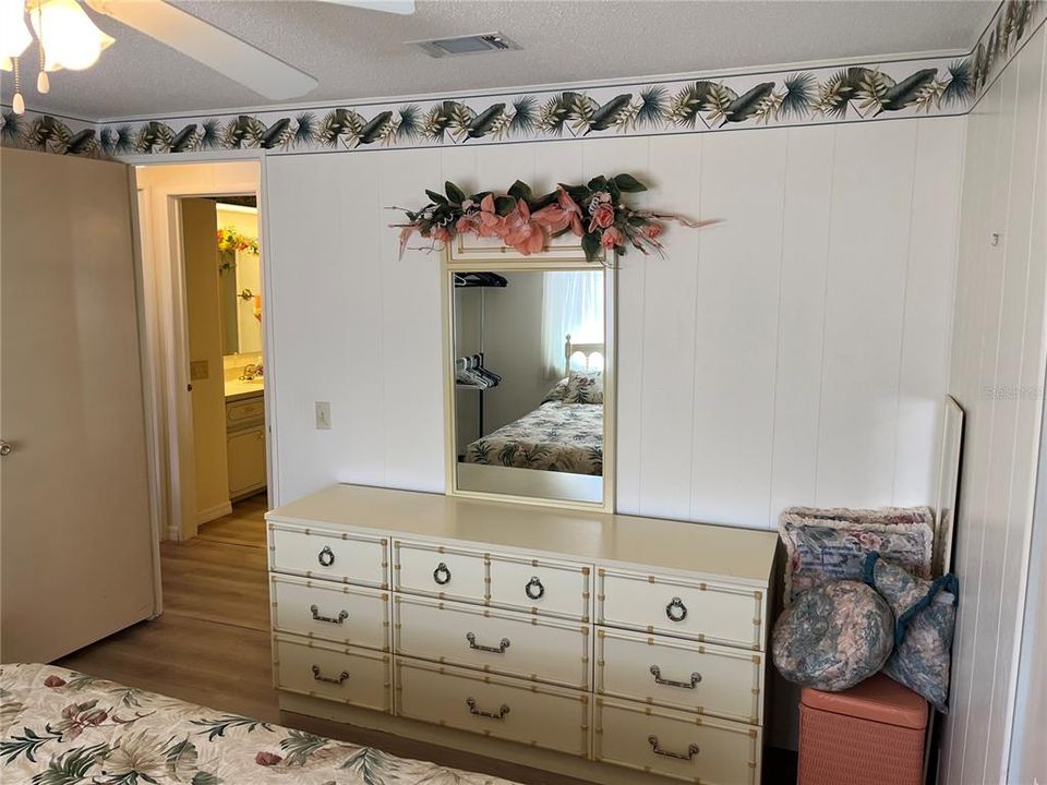 待售: $175,000 (2 贝兹, 2 浴室, 1296 平方英尺)