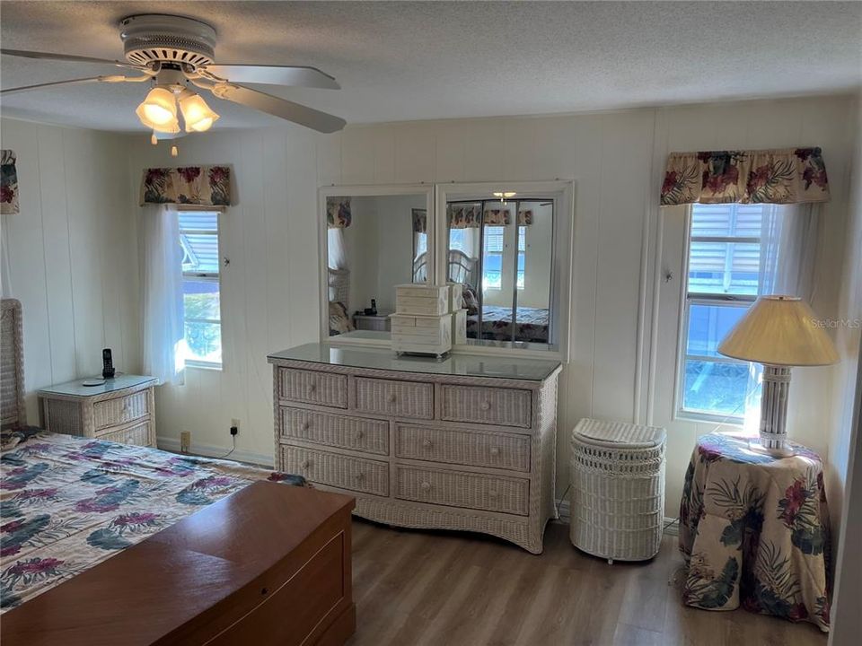 待售: $175,000 (2 贝兹, 2 浴室, 1296 平方英尺)