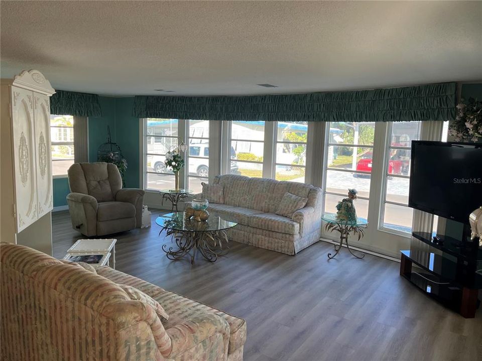 待售: $175,000 (2 贝兹, 2 浴室, 1296 平方英尺)