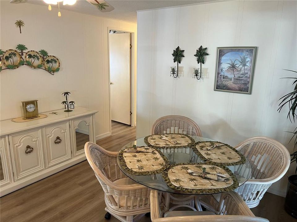 待售: $175,000 (2 贝兹, 2 浴室, 1296 平方英尺)