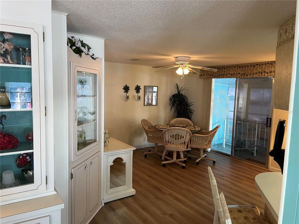 待售: $175,000 (2 贝兹, 2 浴室, 1296 平方英尺)