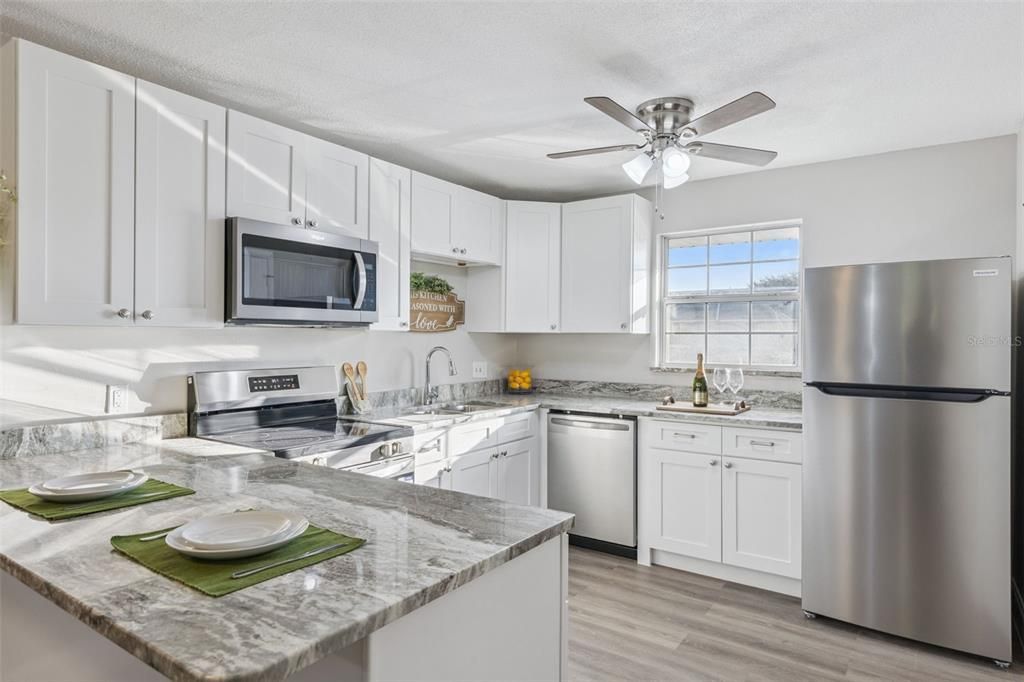 Active With Contract: $184,000 (2 beds, 1 baths, 920 Square Feet)