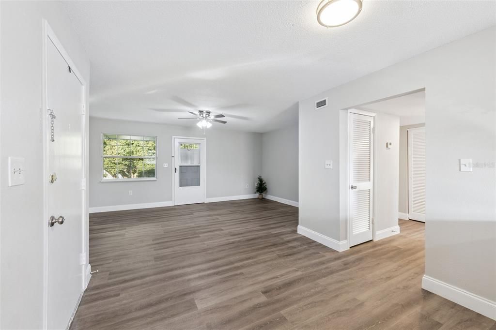 Active With Contract: $184,000 (2 beds, 1 baths, 920 Square Feet)