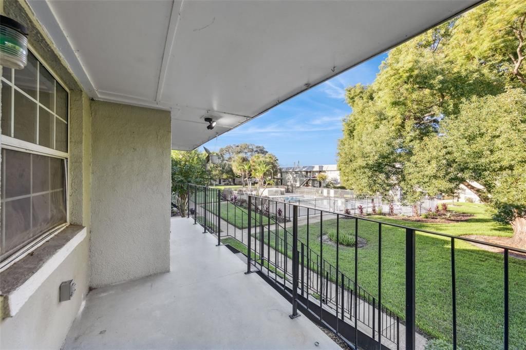 Active With Contract: $184,000 (2 beds, 1 baths, 920 Square Feet)