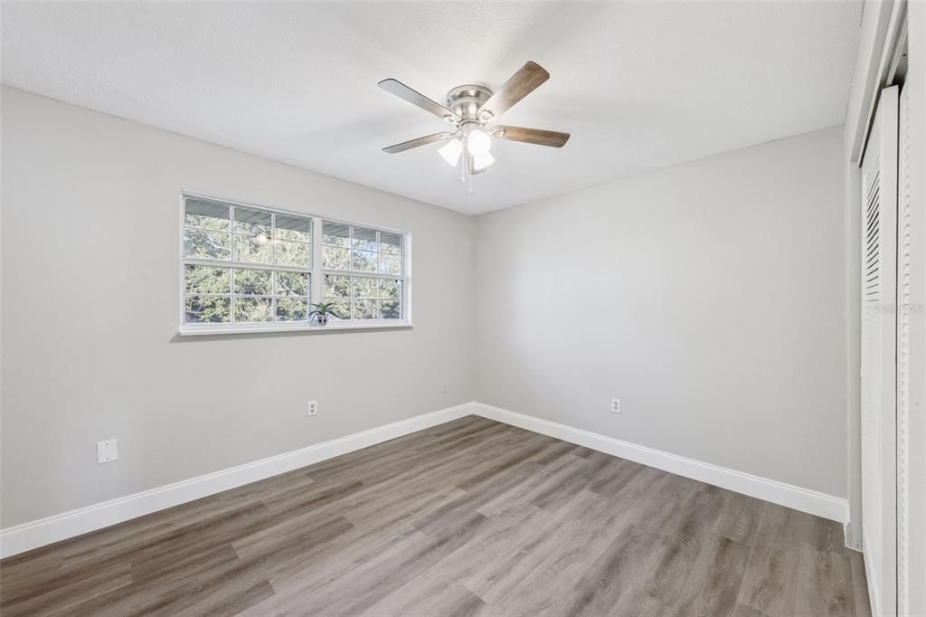 Active With Contract: $184,000 (2 beds, 1 baths, 920 Square Feet)
