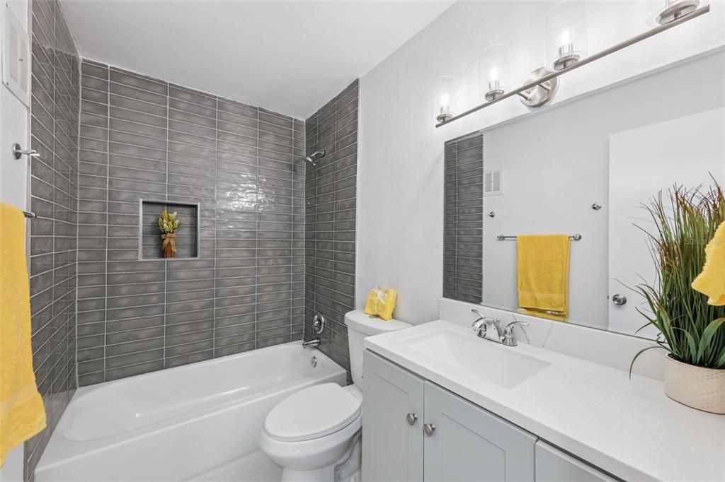 Active With Contract: $184,000 (2 beds, 1 baths, 920 Square Feet)
