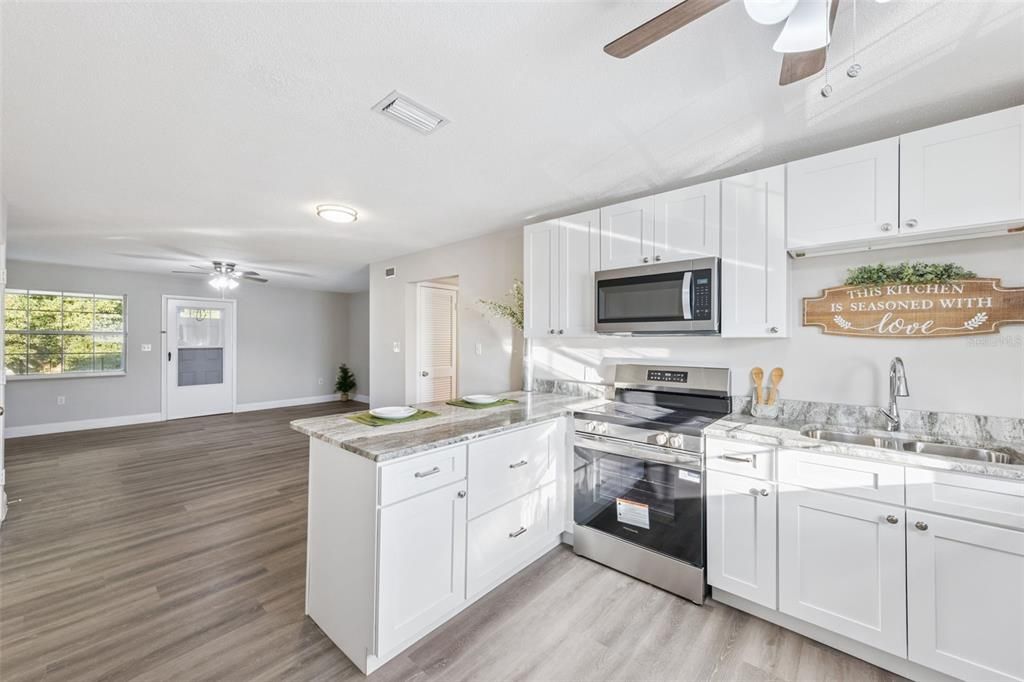 Active With Contract: $184,000 (2 beds, 1 baths, 920 Square Feet)