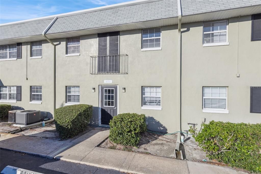 Active With Contract: $184,000 (2 beds, 1 baths, 920 Square Feet)