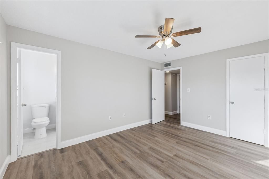 Active With Contract: $184,000 (2 beds, 1 baths, 920 Square Feet)