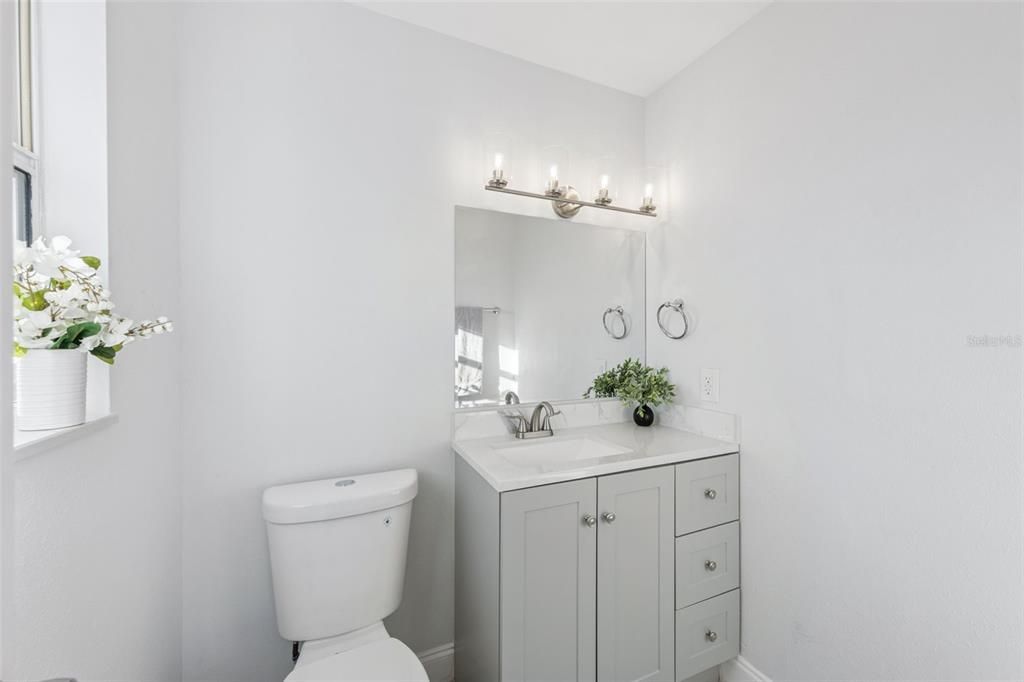 Active With Contract: $184,000 (2 beds, 1 baths, 920 Square Feet)