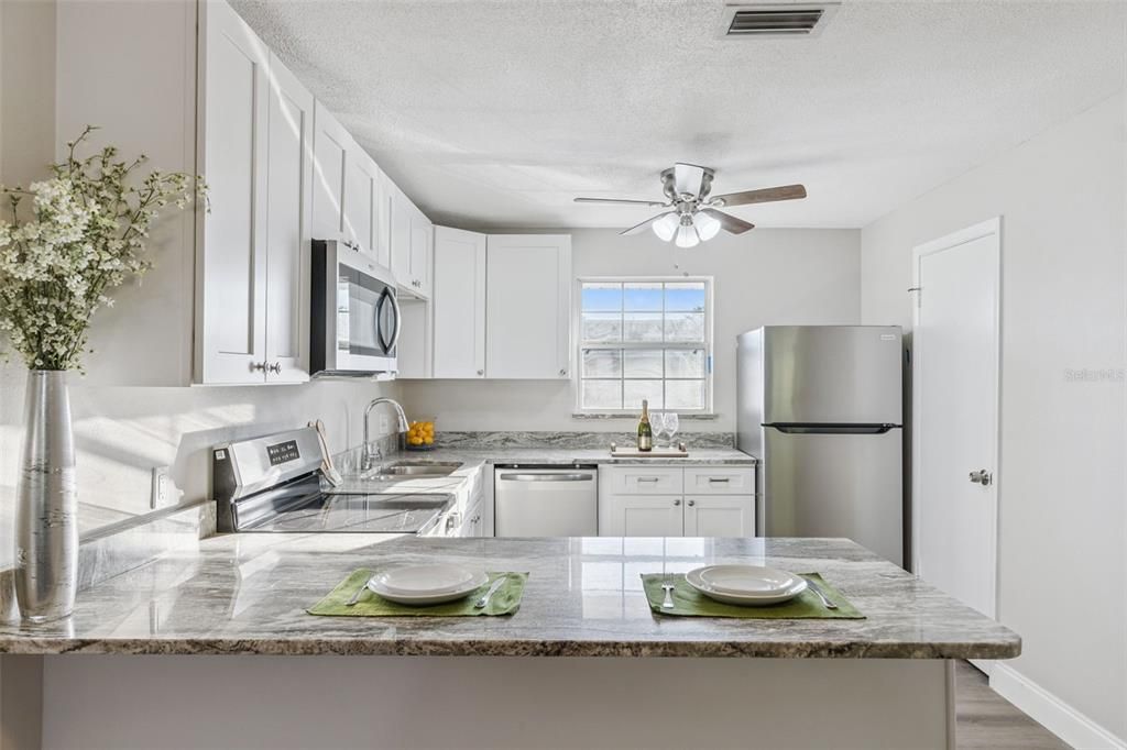 Active With Contract: $184,000 (2 beds, 1 baths, 920 Square Feet)