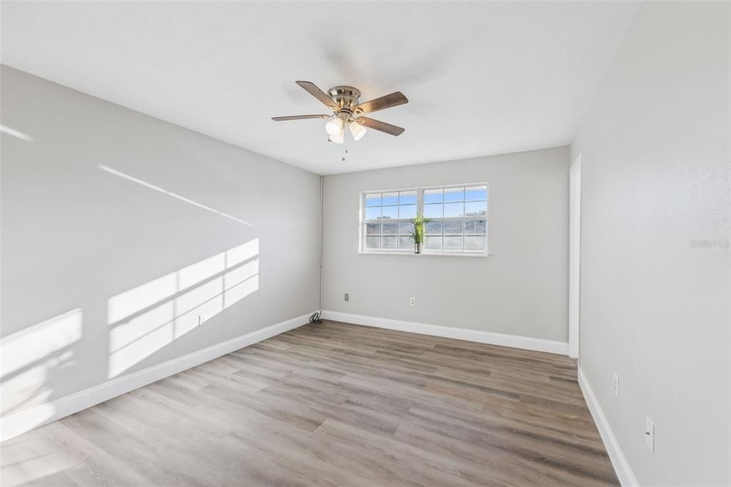 Active With Contract: $184,000 (2 beds, 1 baths, 920 Square Feet)
