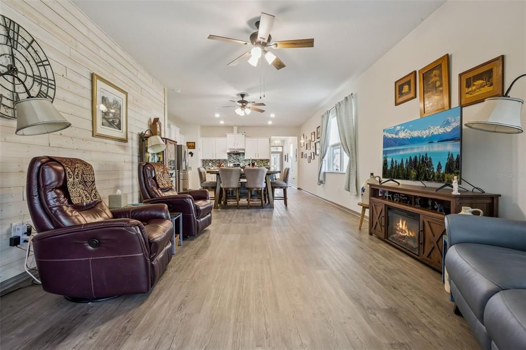 Activo con contrato: $415,000 (3 camas, 2 baños, 1621 Pies cuadrados)