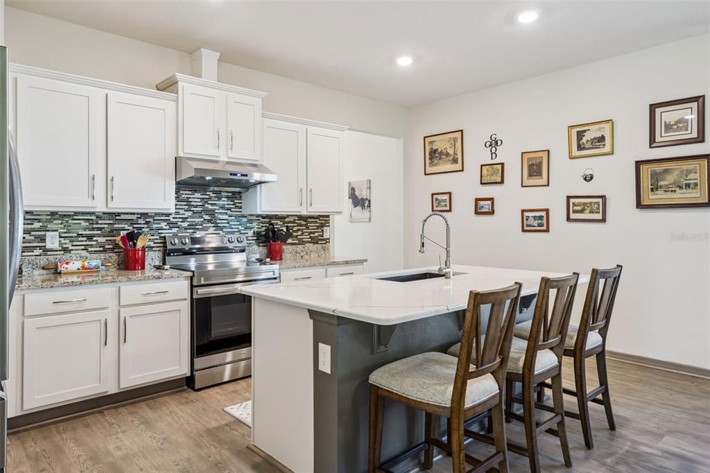 Activo con contrato: $415,000 (3 camas, 2 baños, 1621 Pies cuadrados)