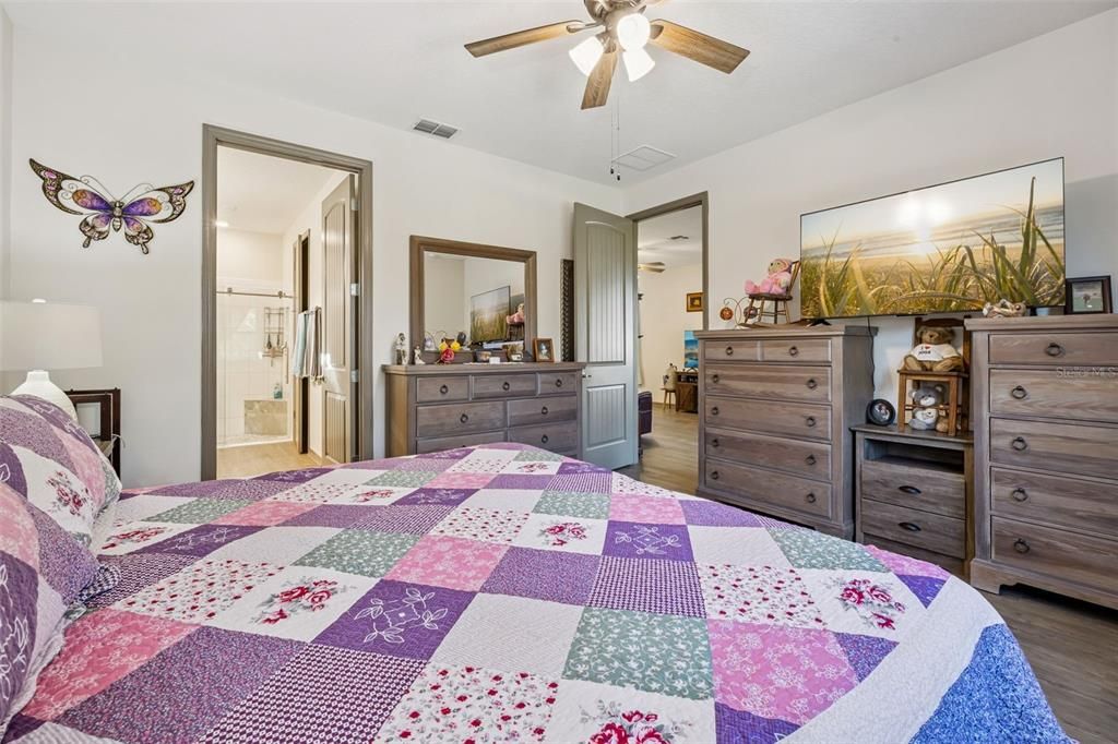 Activo con contrato: $415,000 (3 camas, 2 baños, 1621 Pies cuadrados)