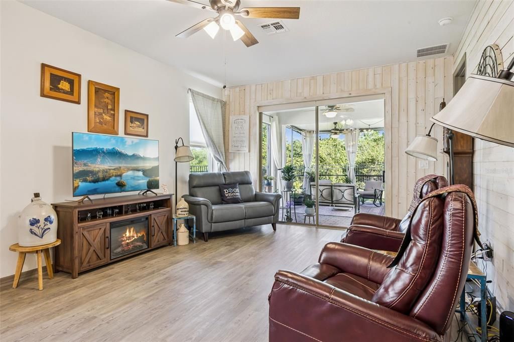 Activo con contrato: $415,000 (3 camas, 2 baños, 1621 Pies cuadrados)