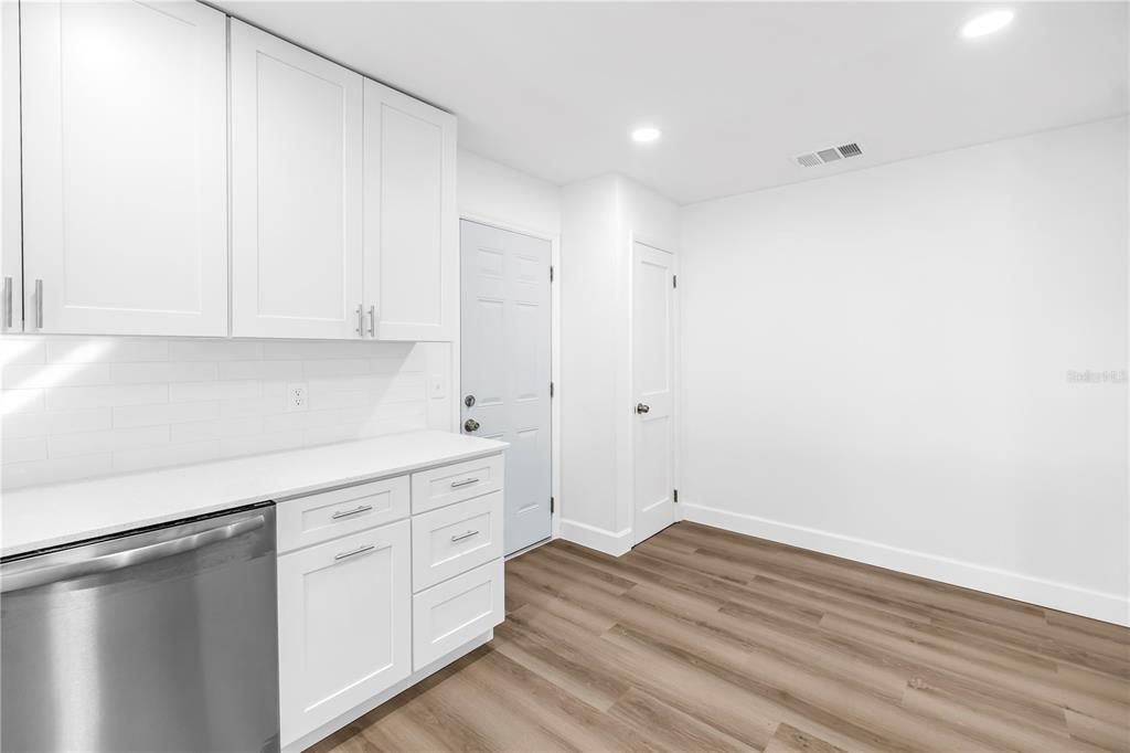 На продажу: $359,000 (3 спален, 2 ванн, 1232 Квадратных фут)