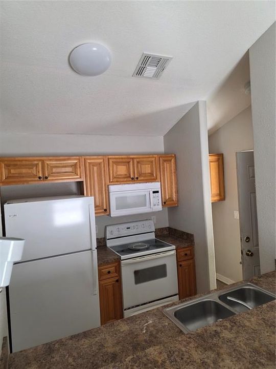 For Rent: $1,800 (3 beds, 2 baths, 1168 Square Feet)