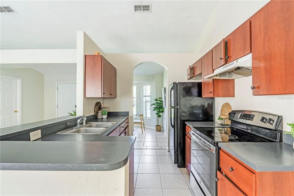 На продажу: $269,900 (4 спален, 2 ванн, 1414 Квадратных фут)