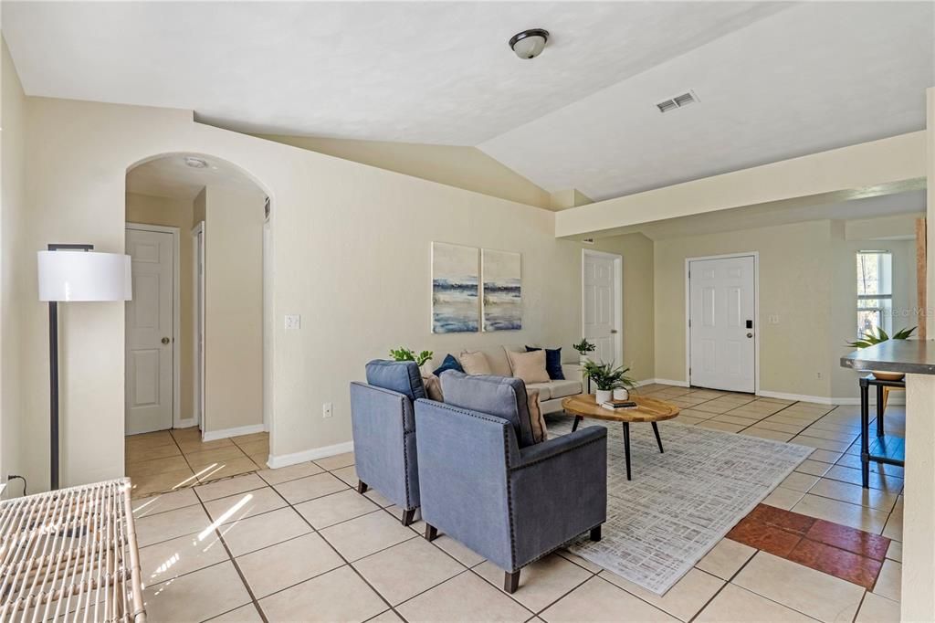 На продажу: $269,900 (4 спален, 2 ванн, 1414 Квадратных фут)