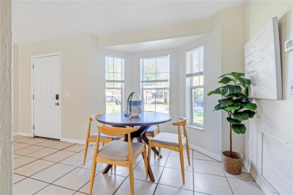 На продажу: $269,900 (4 спален, 2 ванн, 1414 Квадратных фут)