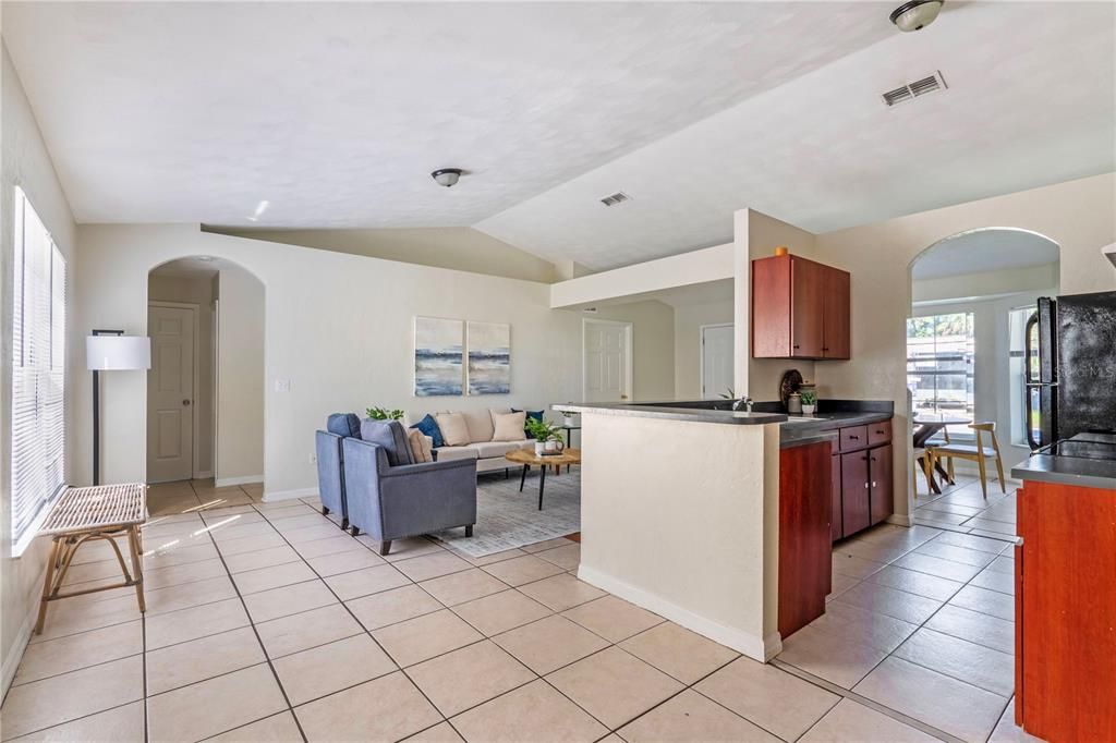 На продажу: $269,900 (4 спален, 2 ванн, 1414 Квадратных фут)