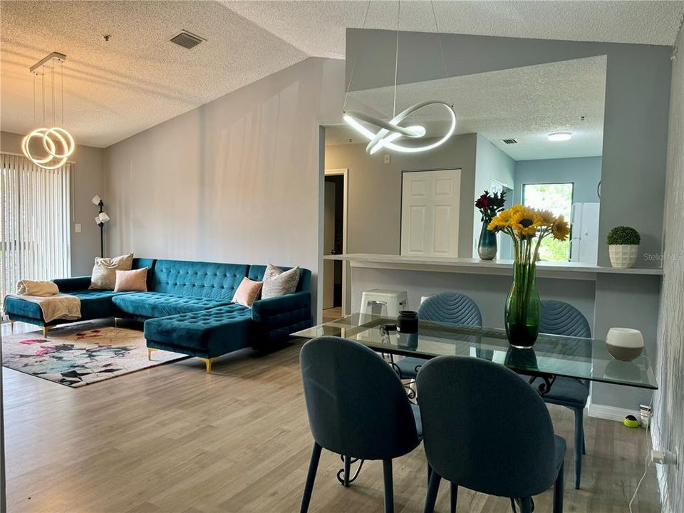 For Sale: $208,000 (2 beds, 2 baths, 972 Square Feet)