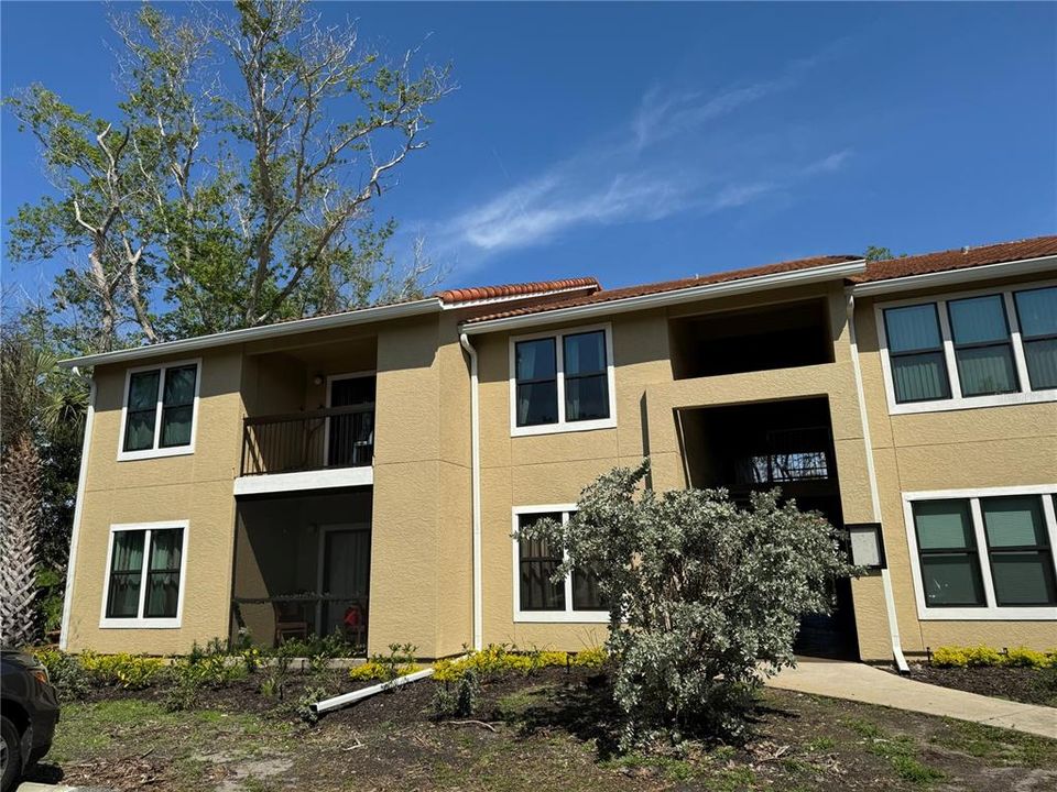 For Sale: $208,000 (2 beds, 2 baths, 972 Square Feet)