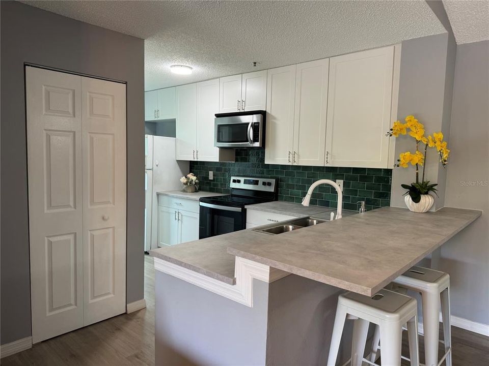 For Sale: $208,000 (2 beds, 2 baths, 972 Square Feet)