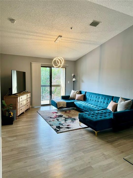 For Sale: $208,000 (2 beds, 2 baths, 972 Square Feet)