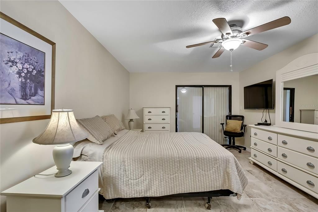 合同活跃: $199,999 (2 贝兹, 2 浴室, 995 平方英尺)