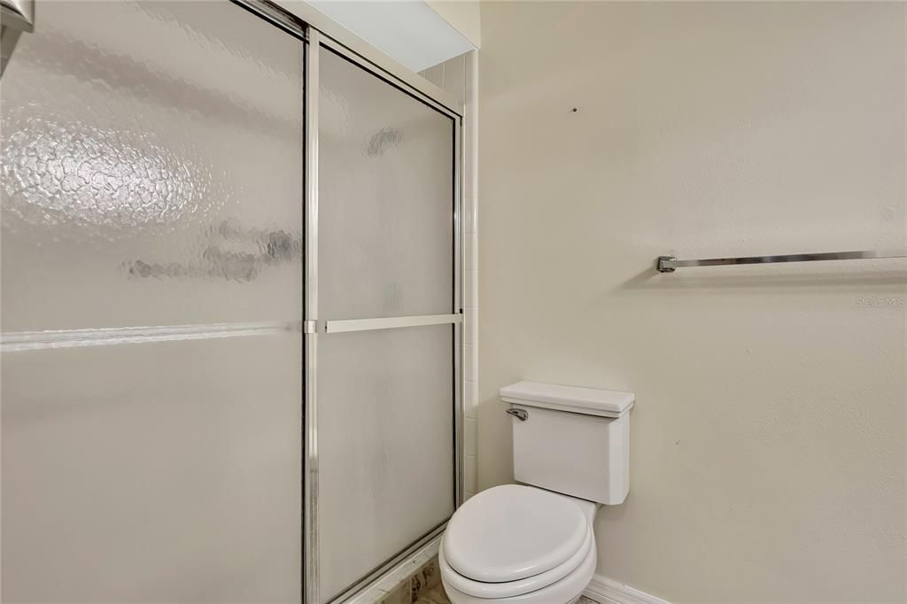 合同活跃: $199,999 (2 贝兹, 2 浴室, 995 平方英尺)