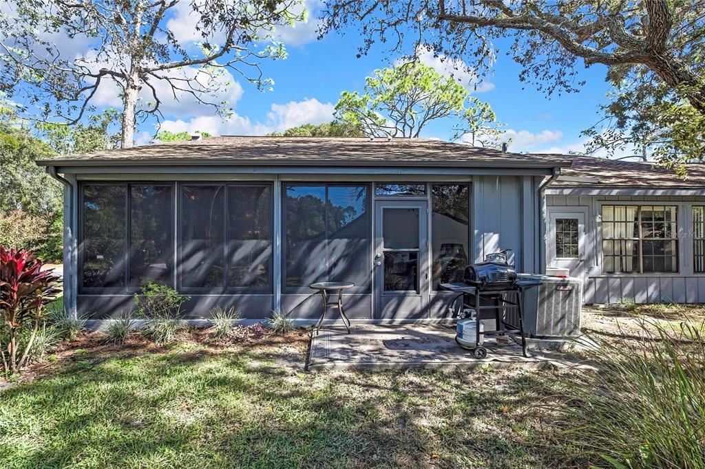 合同活跃: $199,999 (2 贝兹, 2 浴室, 995 平方英尺)