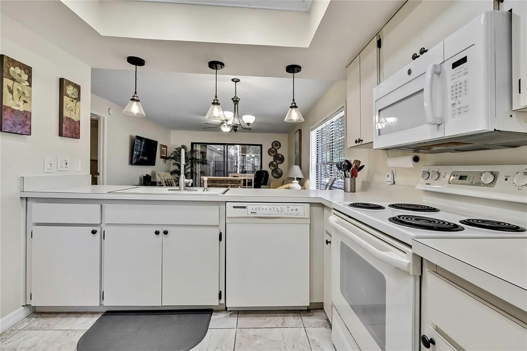 合同活跃: $199,999 (2 贝兹, 2 浴室, 995 平方英尺)