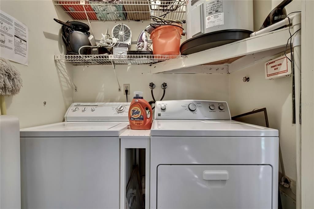 合同活跃: $199,999 (2 贝兹, 2 浴室, 995 平方英尺)