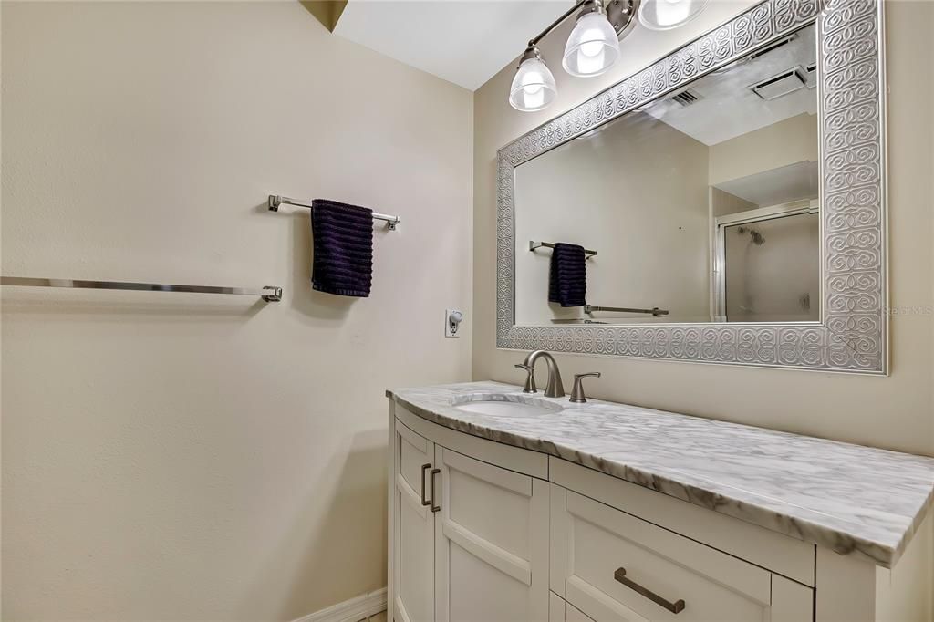 合同活跃: $199,999 (2 贝兹, 2 浴室, 995 平方英尺)