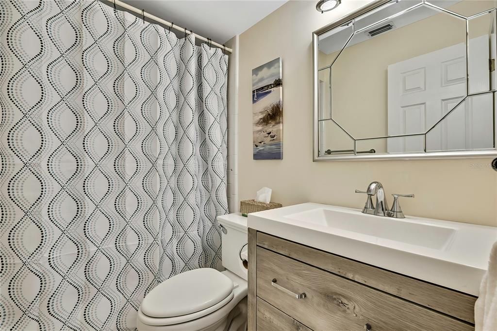 合同活跃: $199,999 (2 贝兹, 2 浴室, 995 平方英尺)