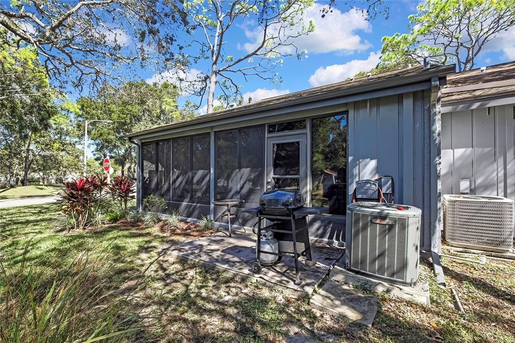 合同活跃: $199,999 (2 贝兹, 2 浴室, 995 平方英尺)