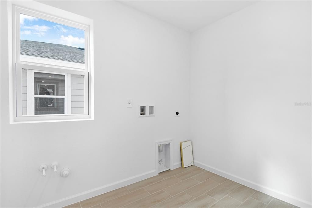 Activo con contrato: $344,999 (4 camas, 3 baños, 2670 Pies cuadrados)