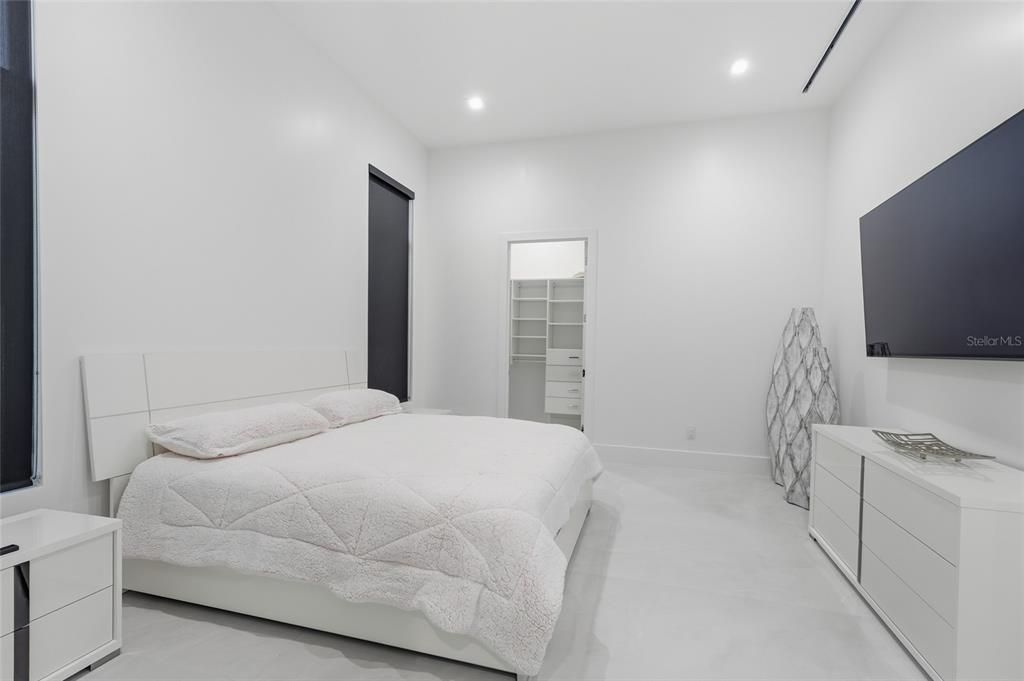 For Sale: $2,990,000 (5 beds, 3 baths, 4786 Square Feet)