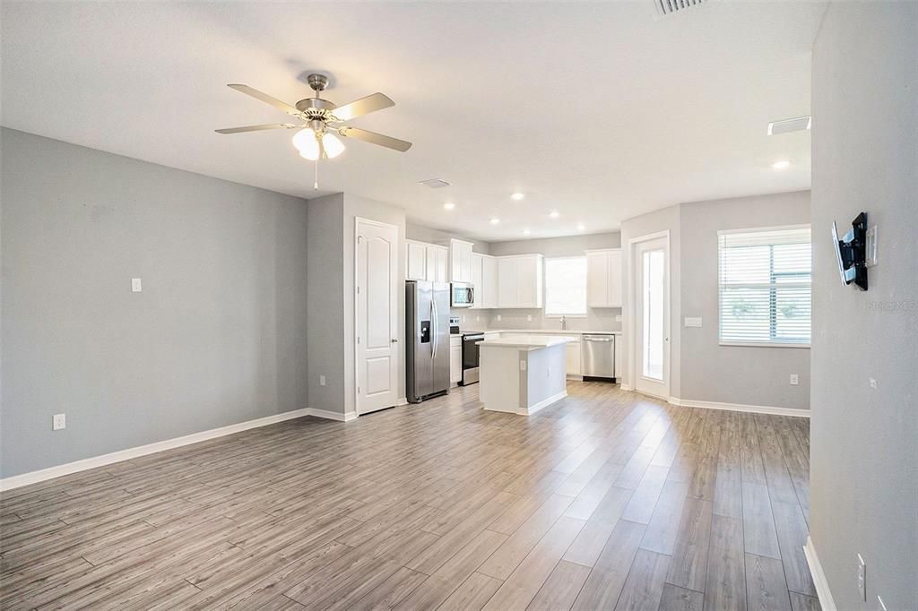 На продажу: $285,000 (2 спален, 2 ванн, 1615 Квадратных фут)