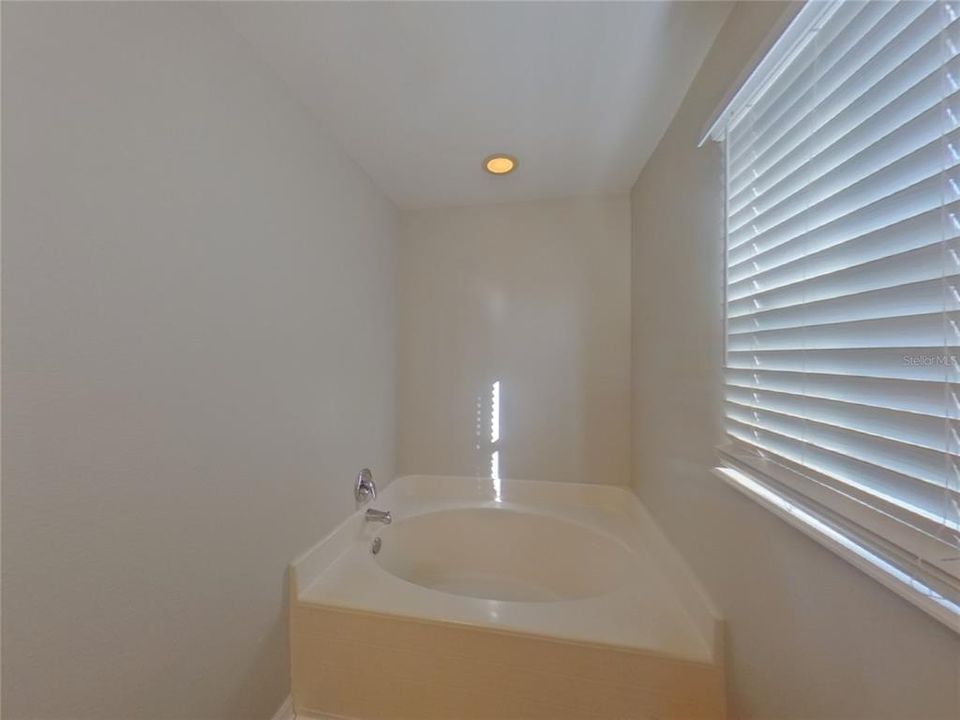 合同活跃: $2,249 (4 贝兹, 2 浴室, 2236 平方英尺)