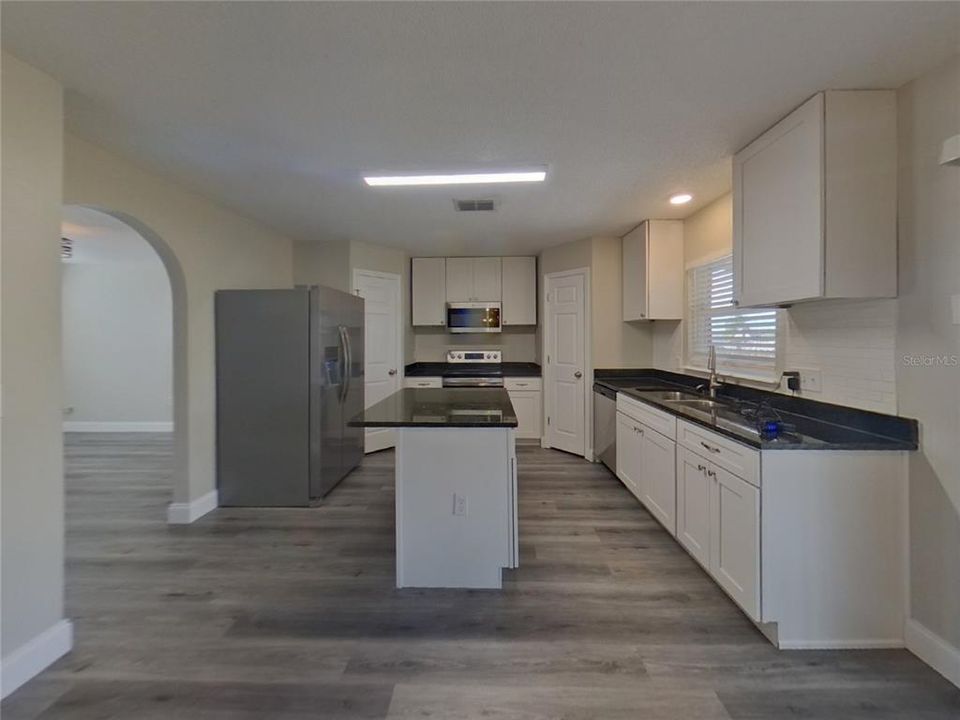 合同活跃: $2,249 (4 贝兹, 2 浴室, 2236 平方英尺)