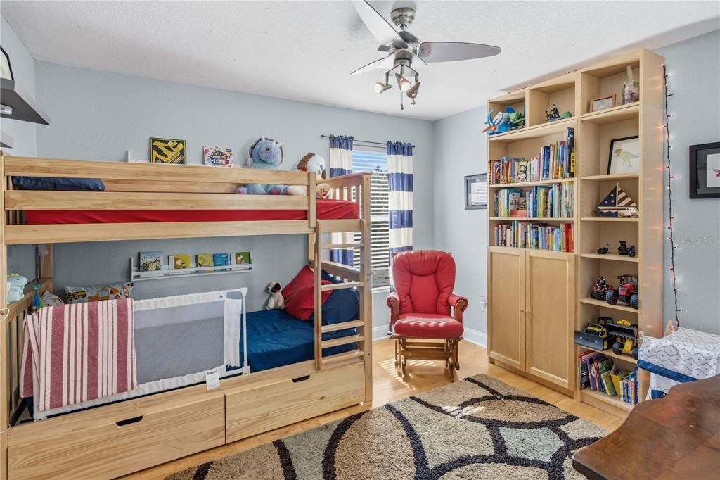 合同活跃: $499,000 (3 贝兹, 3 浴室, 2100 平方英尺)