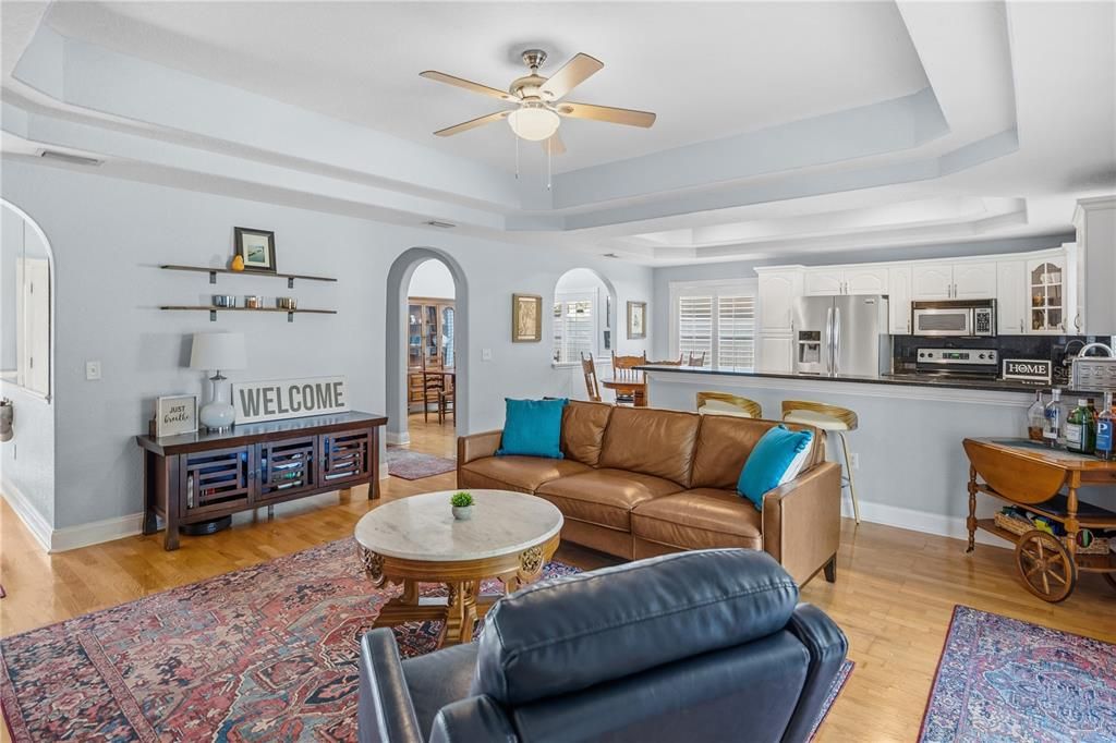 合同活跃: $499,000 (3 贝兹, 3 浴室, 2100 平方英尺)