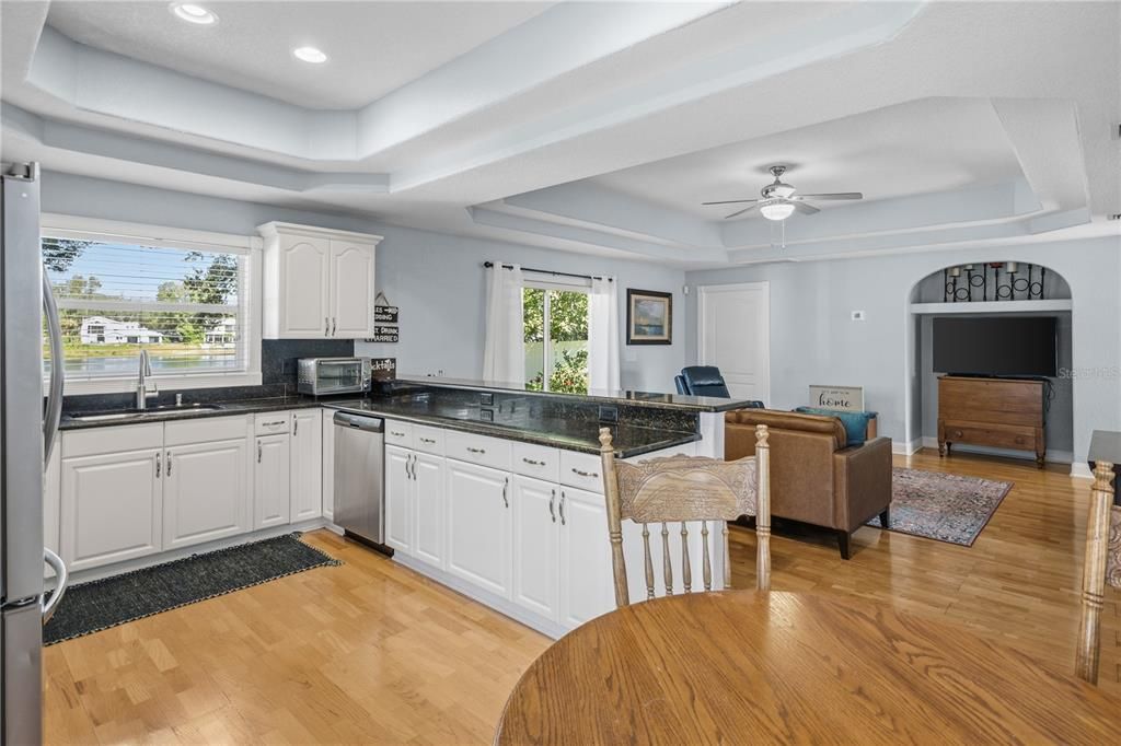 合同活跃: $499,000 (3 贝兹, 3 浴室, 2100 平方英尺)